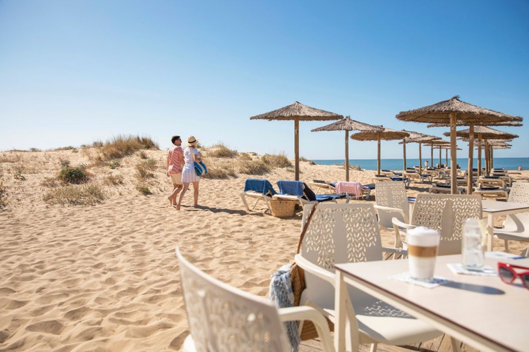 Bar playa + hamacas y sombrillas del hotel Hotel TUI BLUE ISLA CRISTINA PALACE Isla Cristina, Huelva, España